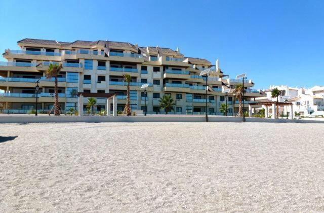 Marina Del Castillo, Duquesa Beachfront Apartment Манилва Экстерьер фото