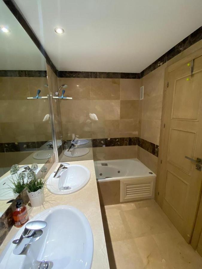 Marina Del Castillo, Duquesa Beachfront Apartment Манилва Экстерьер фото