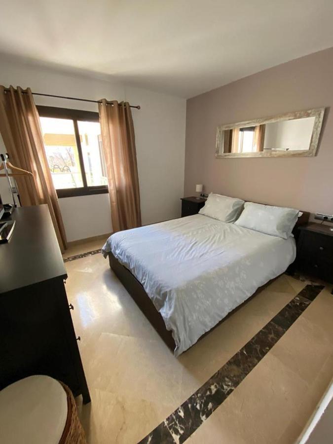 Marina Del Castillo, Duquesa Beachfront Apartment Манилва Экстерьер фото
